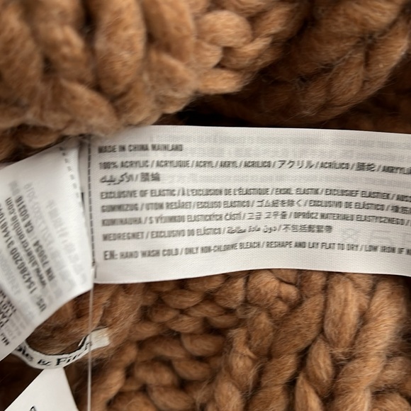 NWT Abercrombie & Fitch Tan Winter Hat with Ball on top - Picture 4 of 4